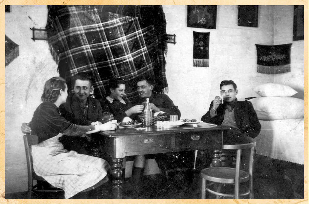 Józef Franczak (drugi od lewej) na kwaterze konspiracyjnej, 20 lutego 1944 r.