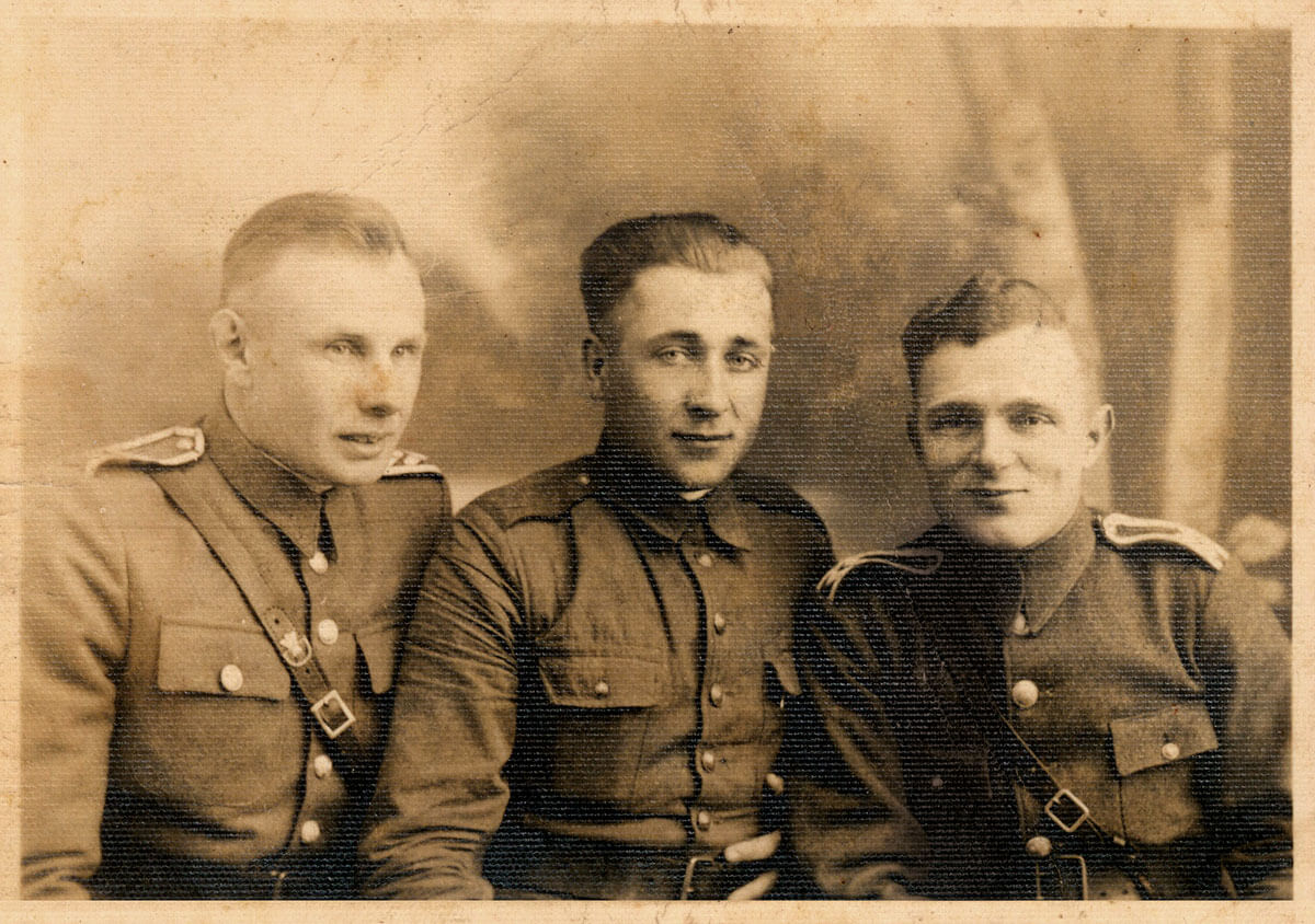 Józef Franczak (w środku) w mundurze (L)WP.jpg